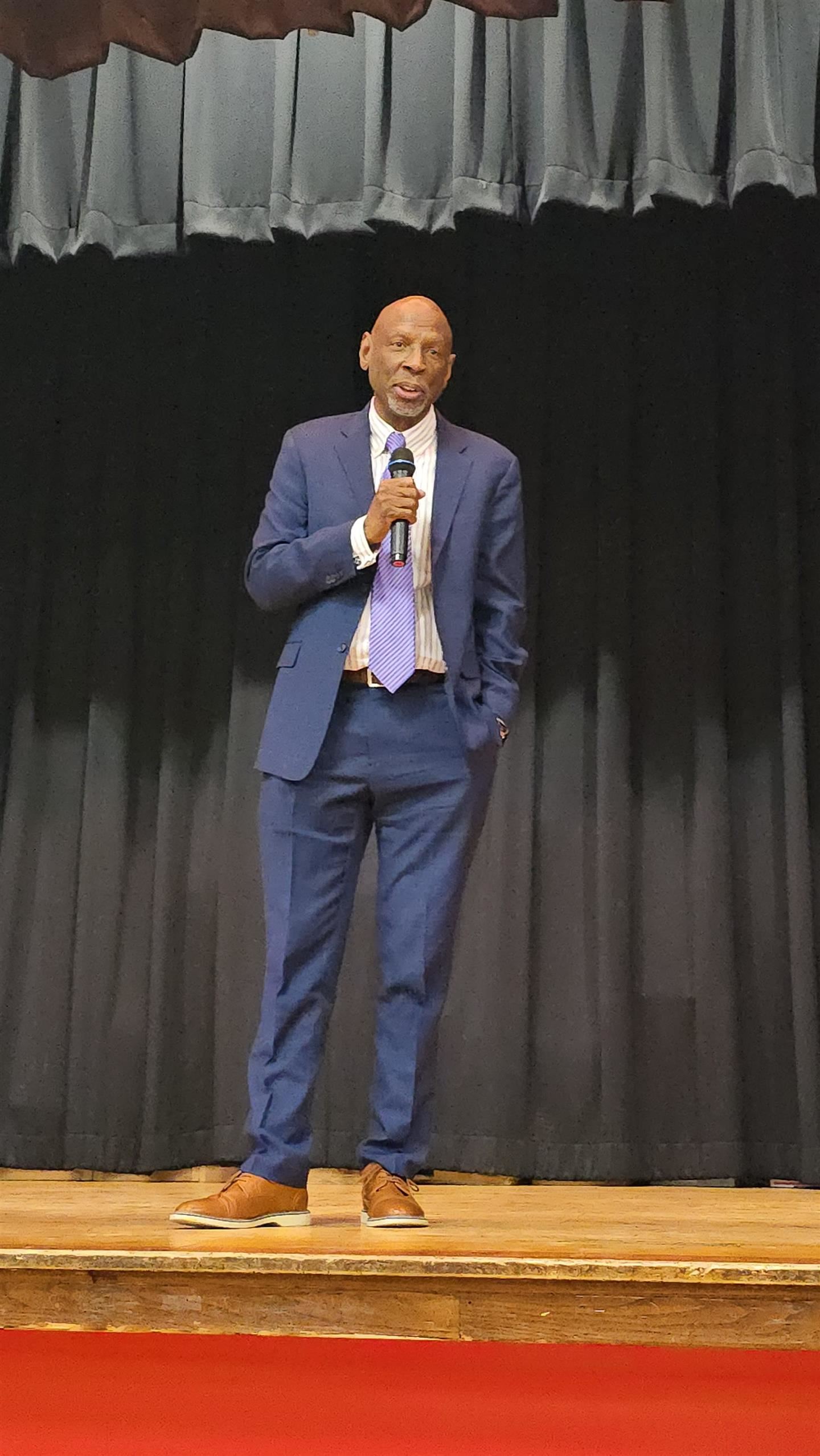 Geoffrey Canada speaks on stage